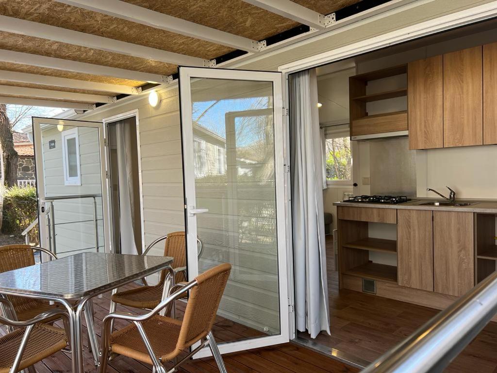 Una cocina o zona de cocina en Bungalows & Albergue La Playa