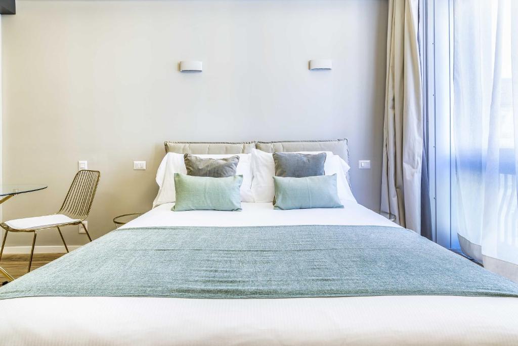 A bed or beds in a room at BePlace Apartments in Duomo