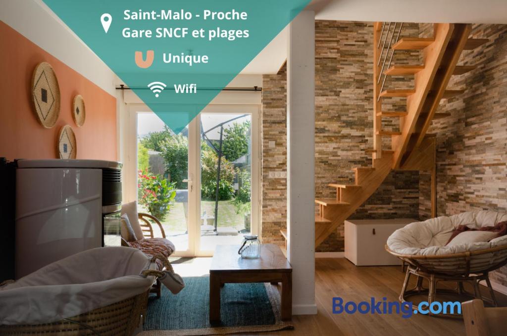 - un salon avec une cheminée et un escalier dans l'établissement SAVANNAH, à Saint-Malo