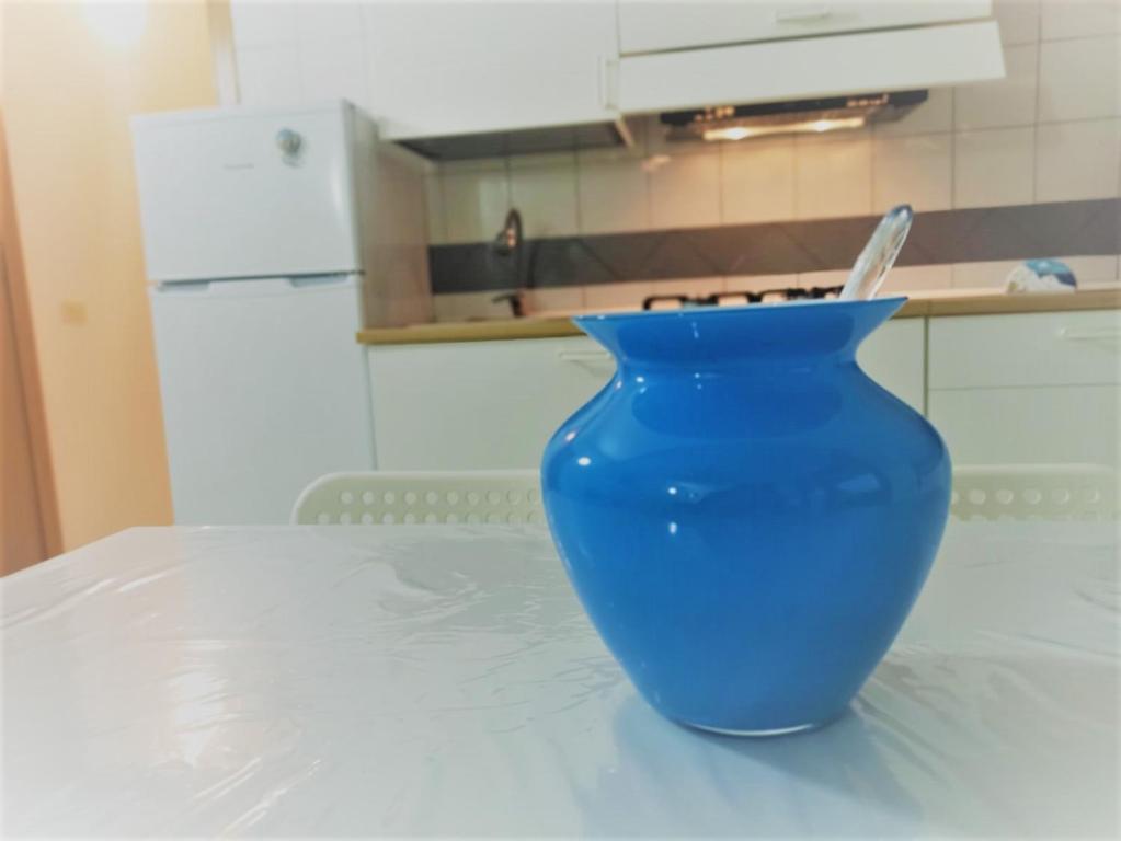 un vaso blu seduto su un tavolo in cucina di Casa Cristina ad Agropoli