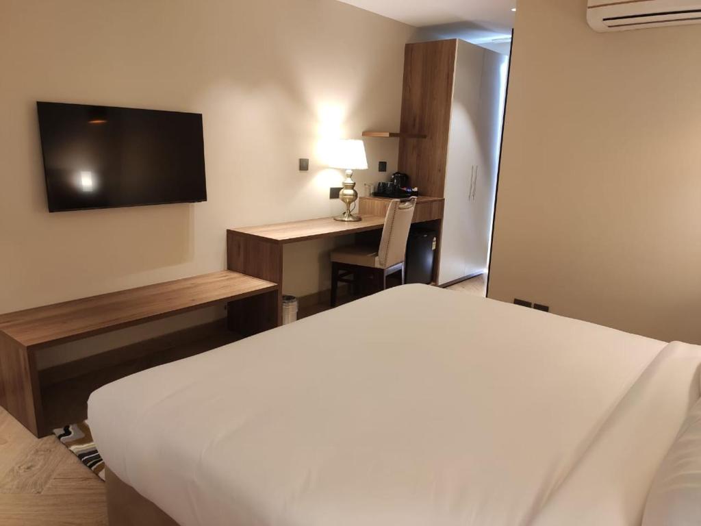 Postel nebo postele na pokoji v ubytování Udman Hotel Gurugram