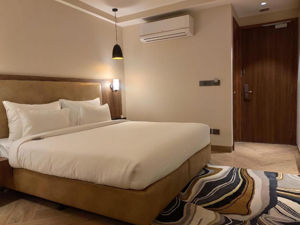 Postel nebo postele na pokoji v ubytování Udman Hotel Gurugram