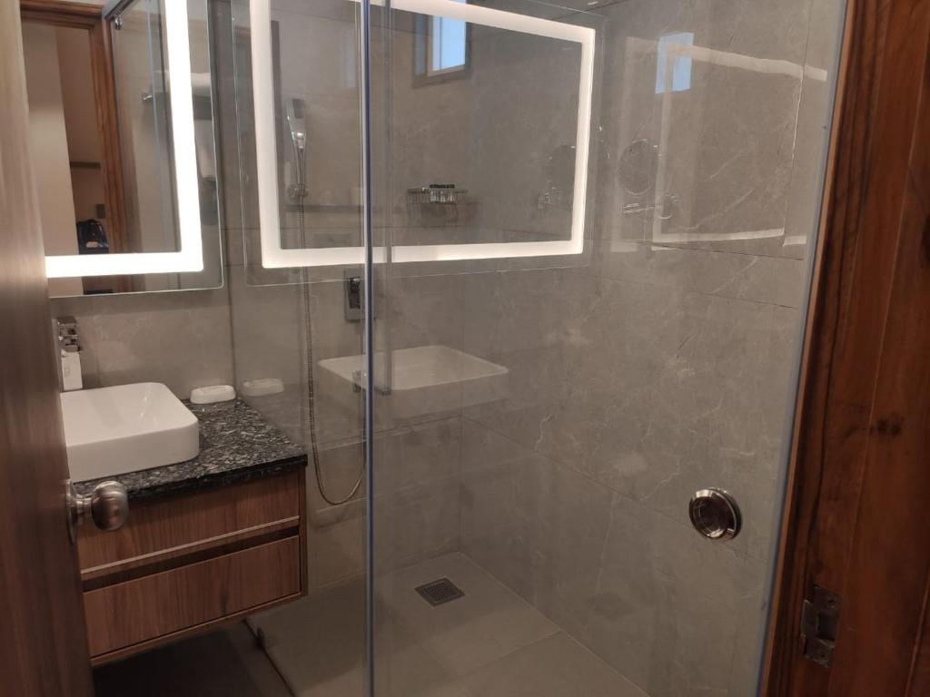 Koupelna v ubytování Udman Hotel Gurugram
