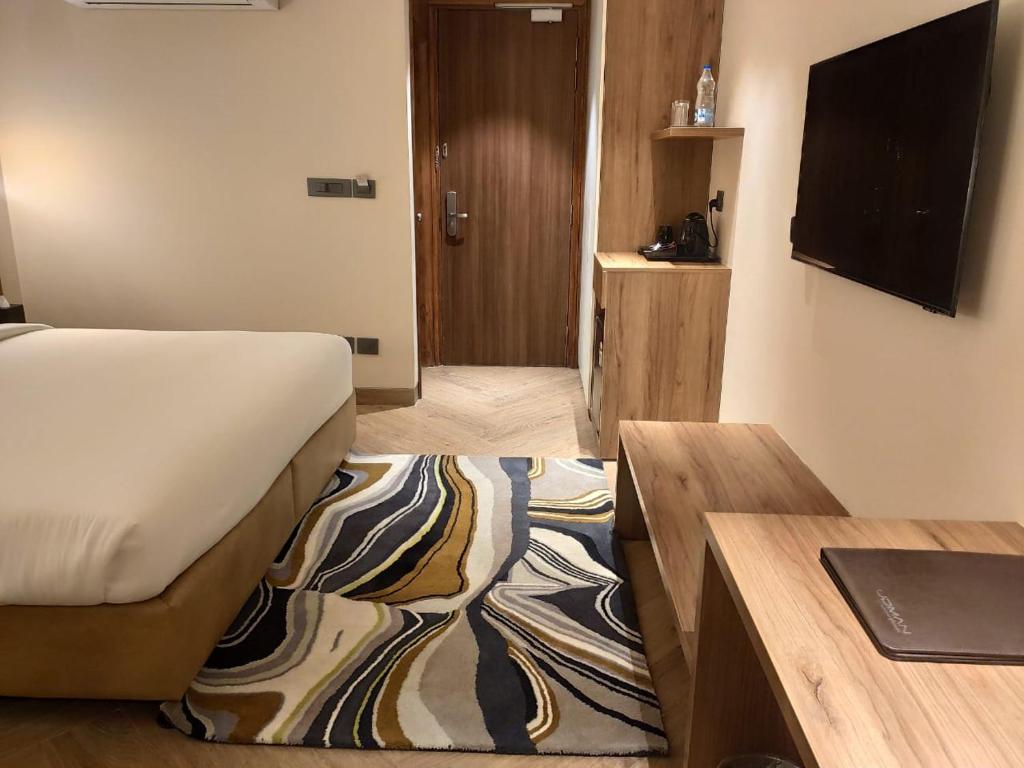 TV a/nebo společenská místnost v ubytování Udman Hotel Gurugram