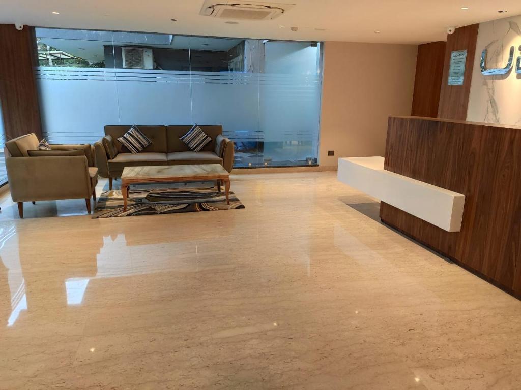 Posezení v ubytování Udman Hotel Gurugram
