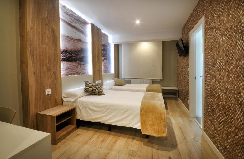 een slaapkamer met een bed in een kamer bij Rio Sil Carballo in Carballo