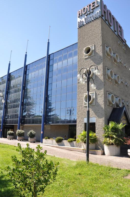 budynek z znakiem na boku w obiekcie iH Hotels Milano Blu Visconti w mieście Trezzano sul Naviglio