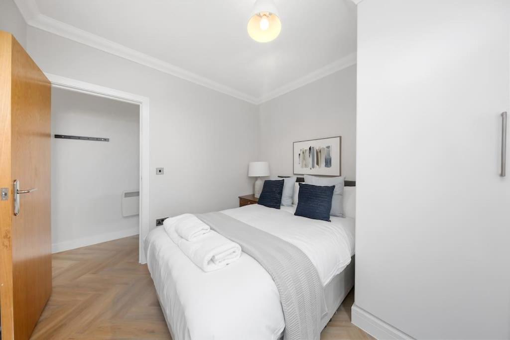 Postel nebo postele na pokoji v ubytování Pleasing 2bed flat 10min to Wimbledon tennis court