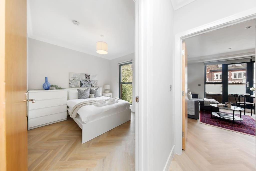 Postel nebo postele na pokoji v ubytování Pleasing 2bed flat 10min to Wimbledon tennis court