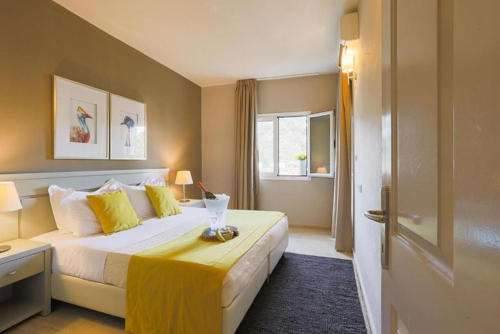 A bed or beds in a room at Nimfi Hotel, Skiathos