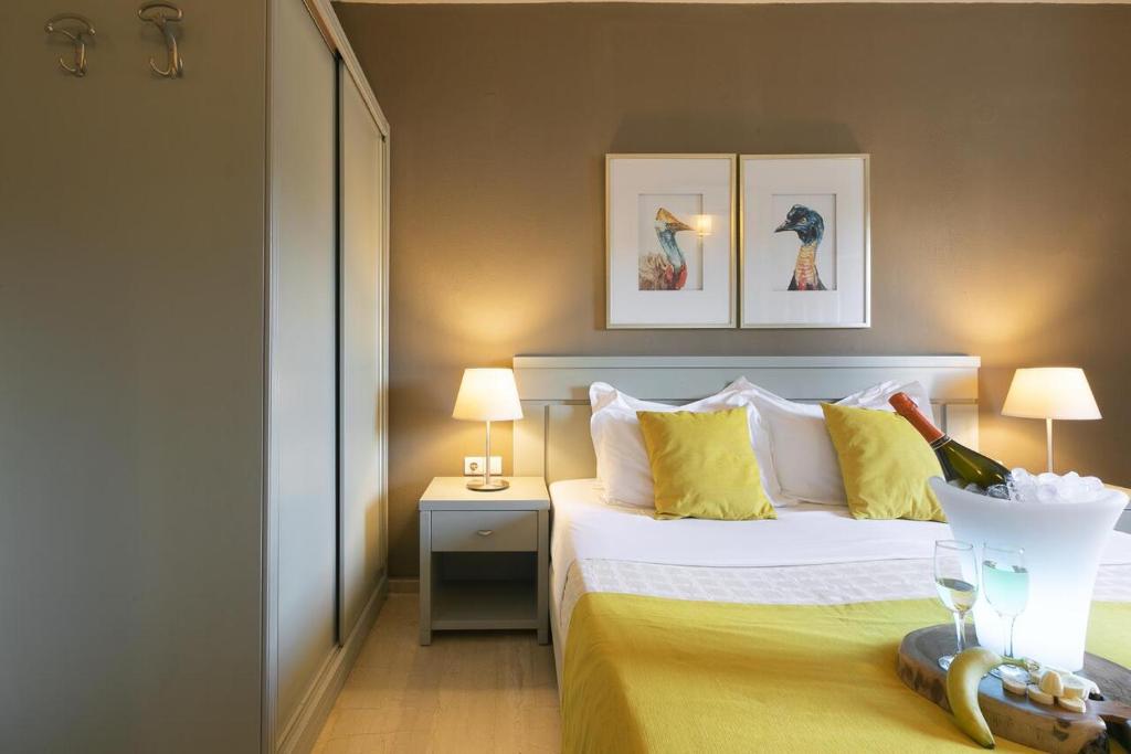 A bed or beds in a room at Nimfi Hotel, Skiathos