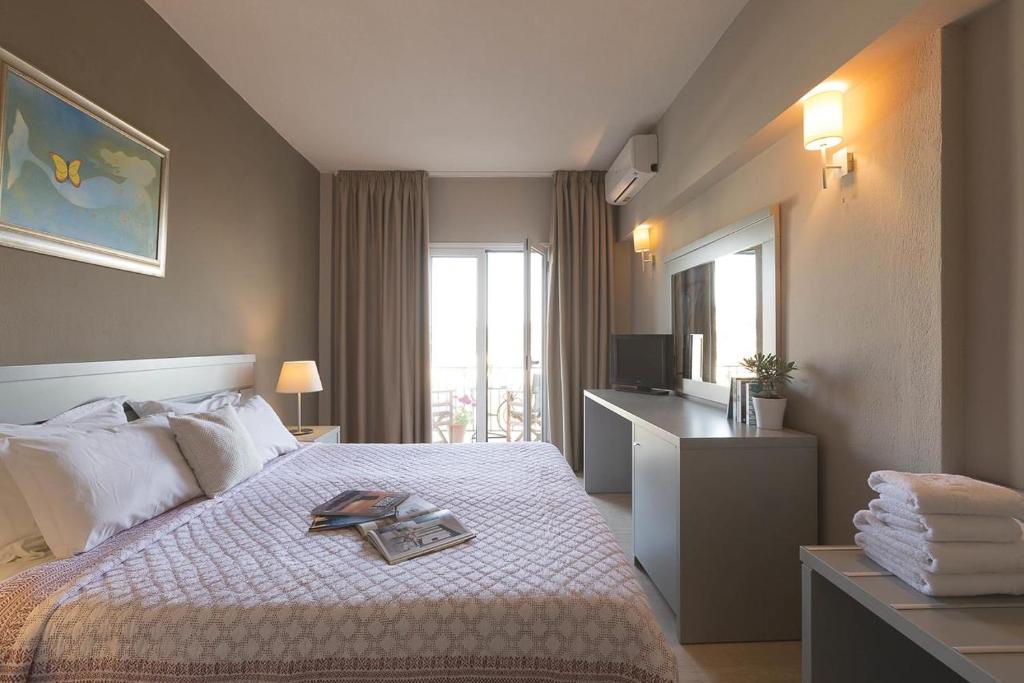 A bed or beds in a room at Nimfi Hotel, Skiathos
