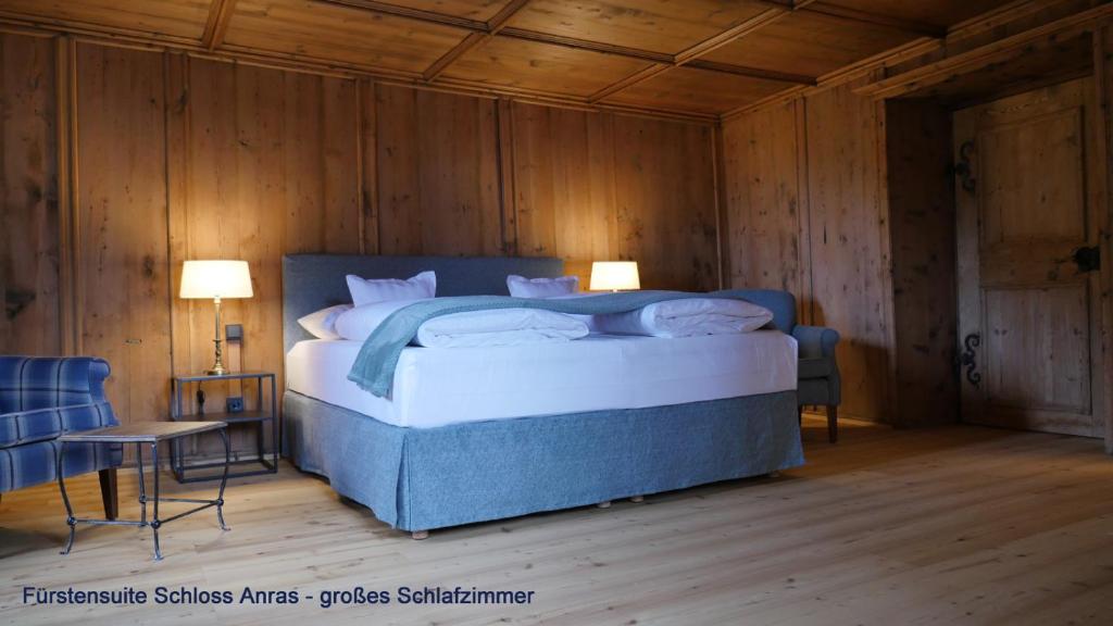 Postel nebo postele na pokoji v ubytování Landhaus & Schloss Anras