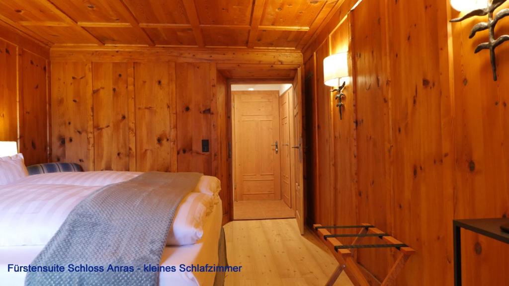 Postel nebo postele na pokoji v ubytování Landhaus & Schloss Anras
