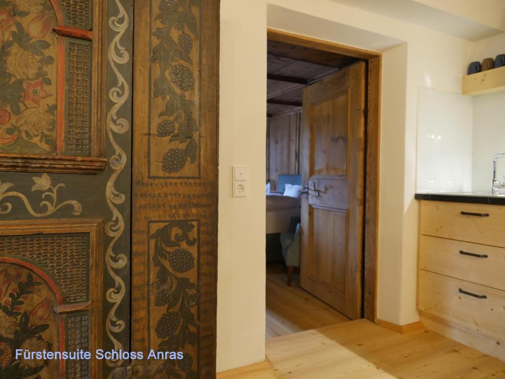 Kuchyň nebo kuchyňský kout v ubytování Landhaus & Schloss Anras