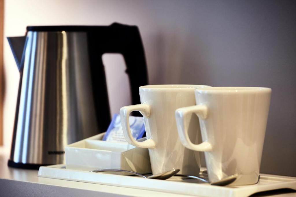 Příslušenství pro přípravu čaje a kávy v ubytování Holiday Inn Express - Warsaw - The HUB by IHG