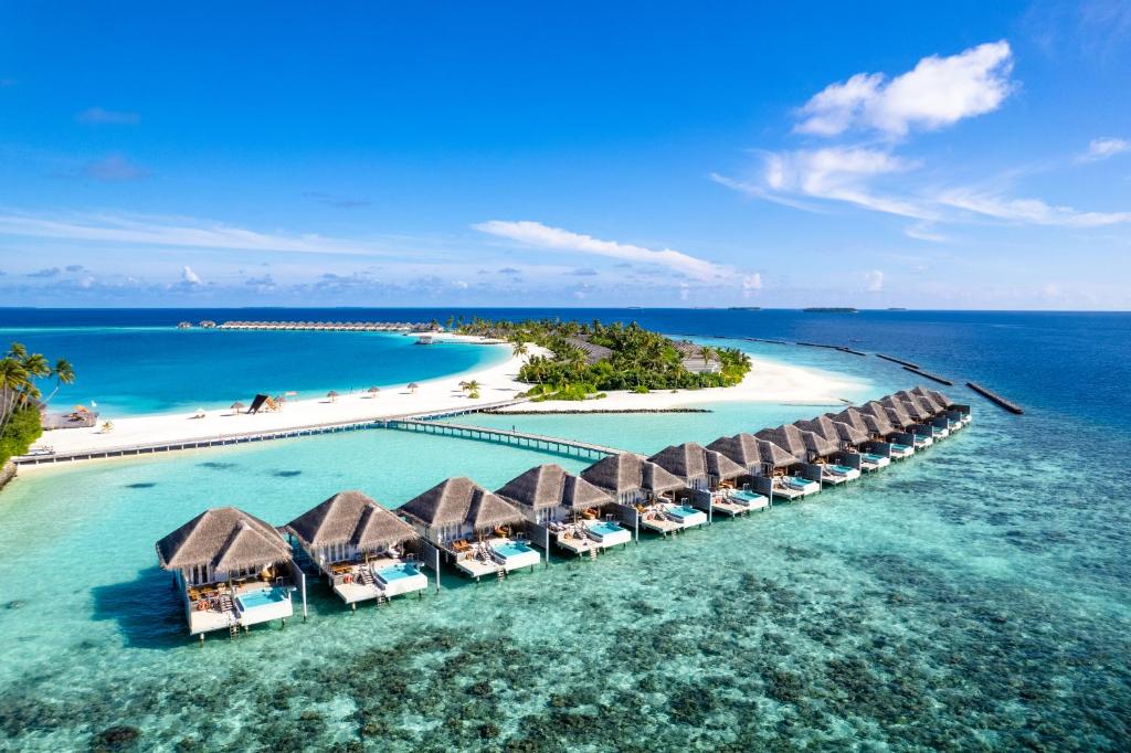 een luchtzicht op een resort in de oceaan bij Sun Siyam Iru Veli Premium All Inclusive in Dhaalu Atol