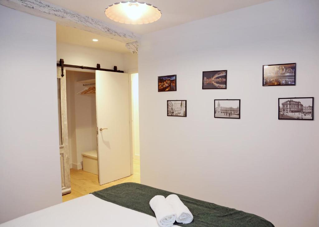 A bed or beds in a room at PISO REFORMADO FRENTE A LA CATEDRAL