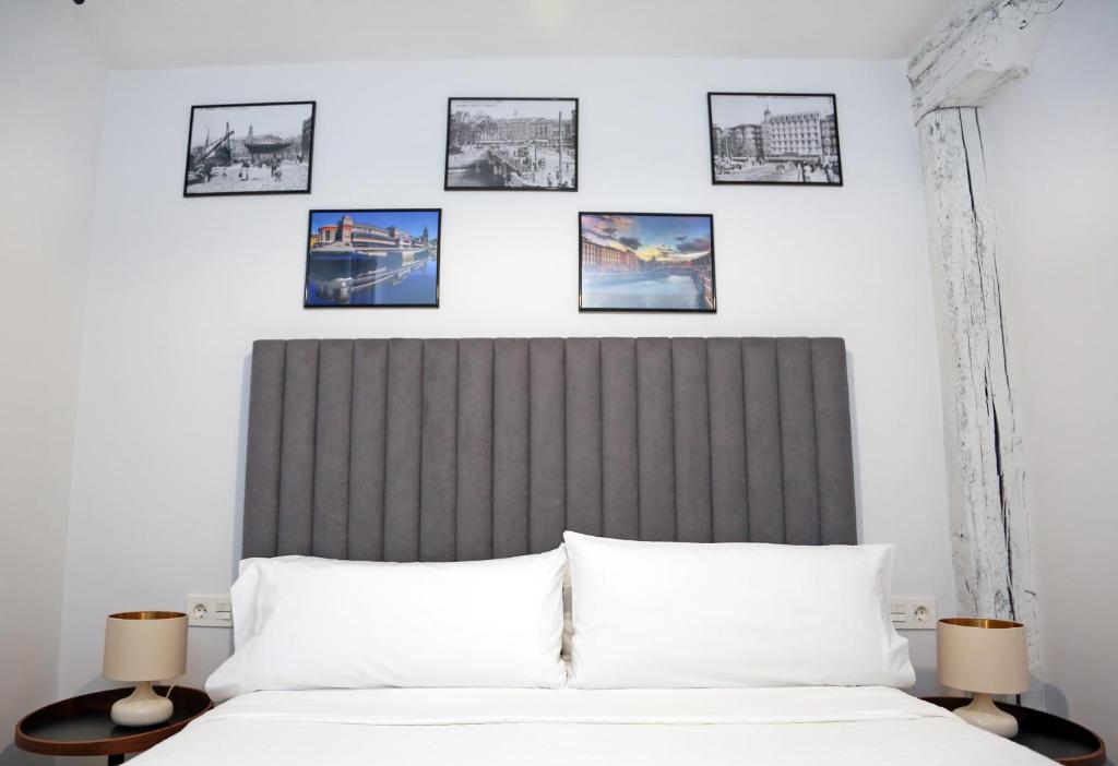 A bed or beds in a room at PISO REFORMADO FRENTE A LA CATEDRAL