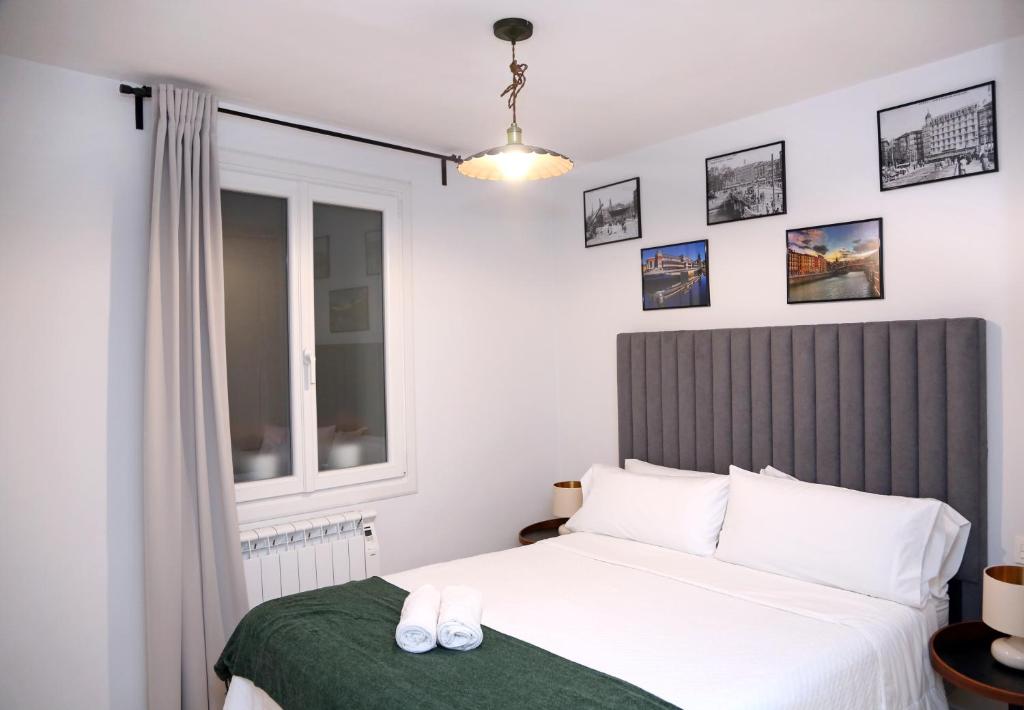 A bed or beds in a room at PISO REFORMADO FRENTE A LA CATEDRAL