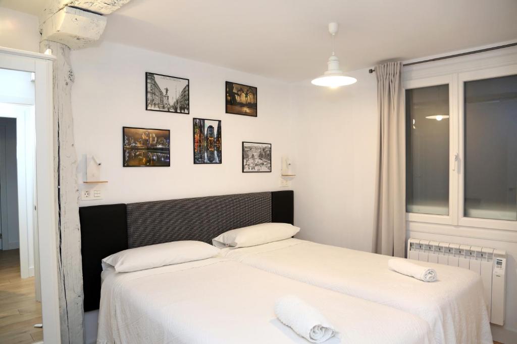 A bed or beds in a room at PISO REFORMADO FRENTE A LA CATEDRAL