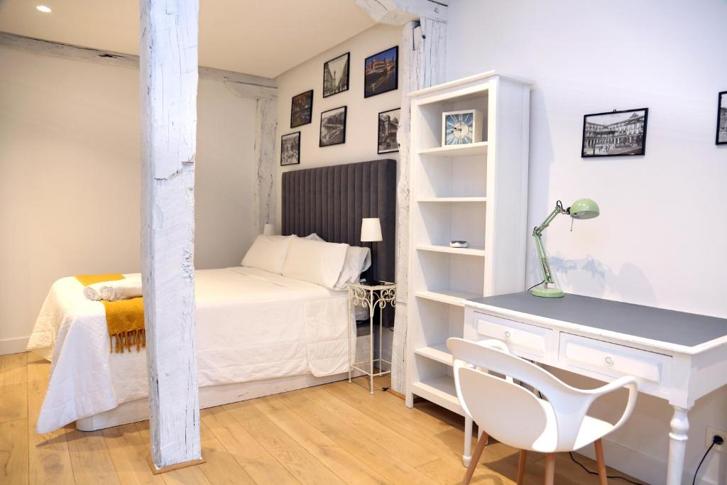 A bed or beds in a room at PISO REFORMADO FRENTE A LA CATEDRAL