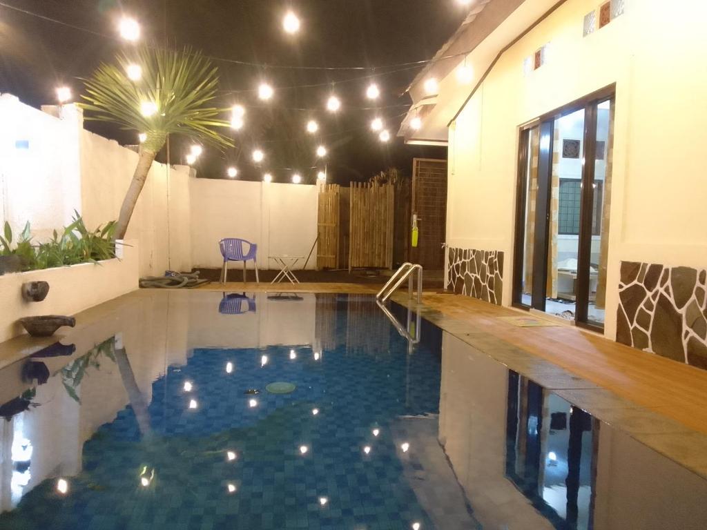 einen Pool in einem Zimmer mit einem Tisch in der Unterkunft Nyaman in Bogor