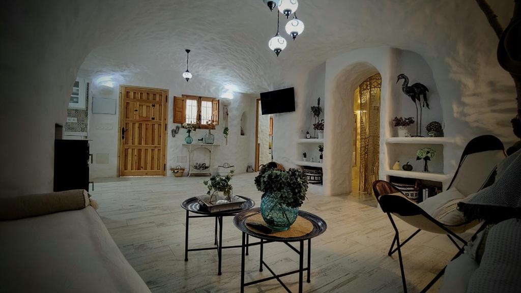 巴薩的住宿－Cueva OTTO Privada，客厅配有沙发和桌子