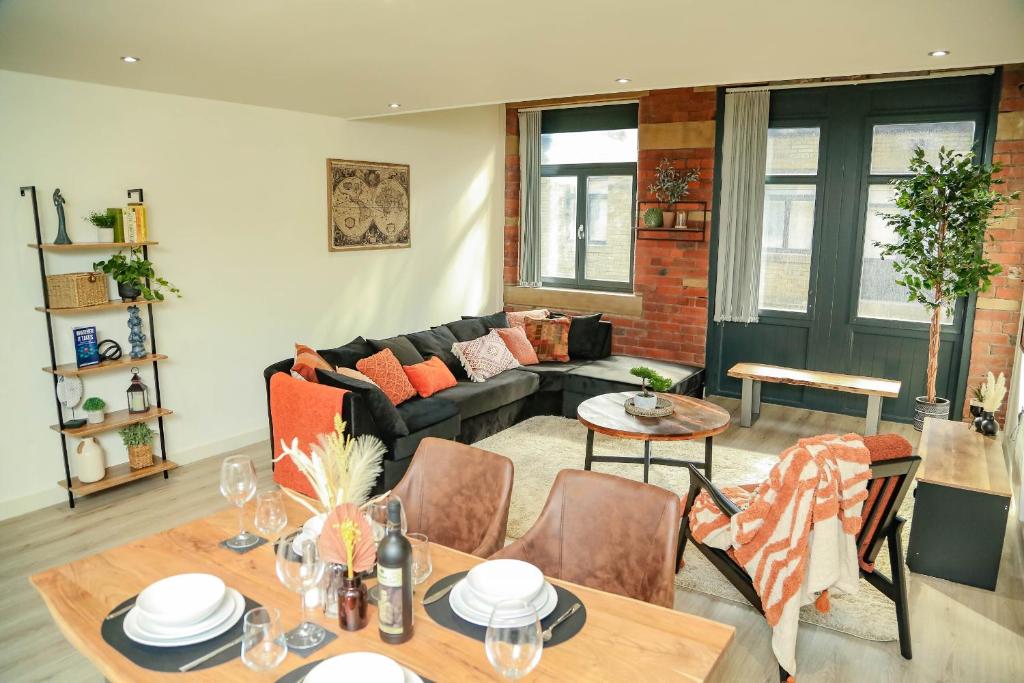 uma sala de estar com um sofá e uma mesa em 2 Bed New York Style Loft Apartment Free Parking em Bradford