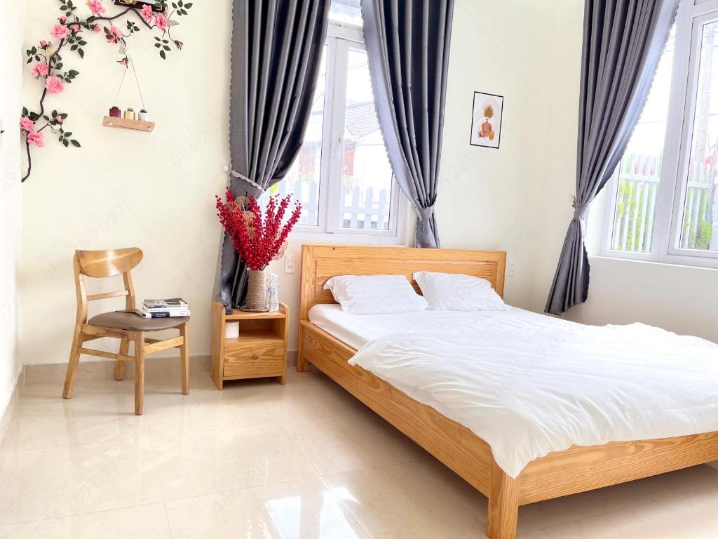 Giường trong phòng chung tại Môn Bạc Home