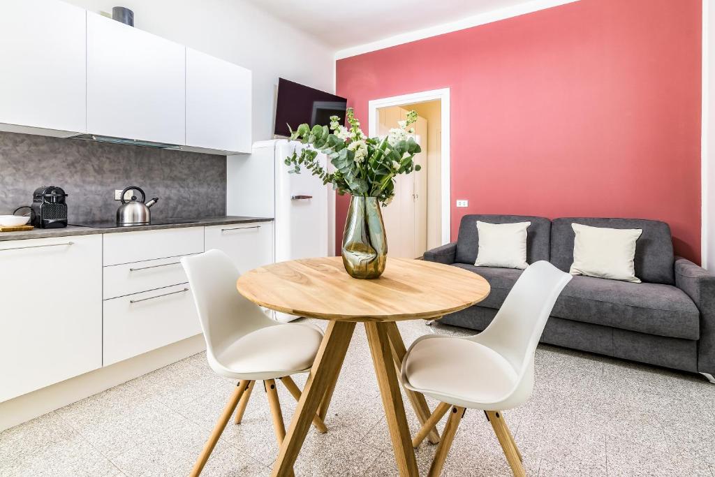 a kitchen and living room with a table and chairs at BePlace Apartments in Porta Garibaldi in Milan