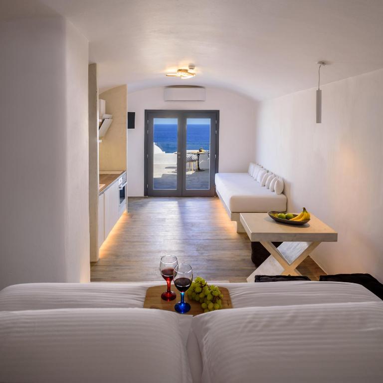 Postel nebo postele na pokoji v ubytování LF Suites & Villas