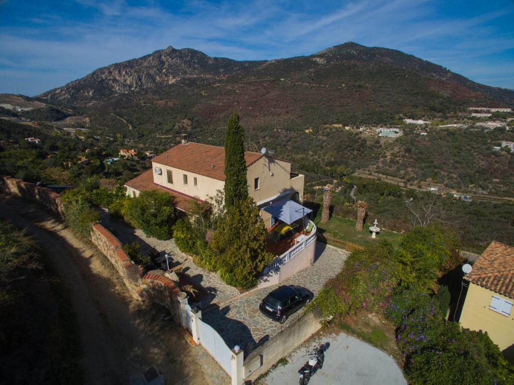 une vue aérienne sur une maison avec un arbre dans l'établissement IN'D'NOI, à Ajaccio