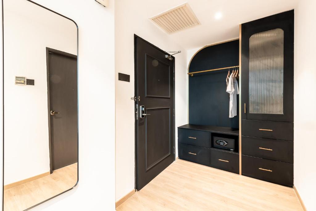 Owen House by Habyt - Deluxe Queen Room
