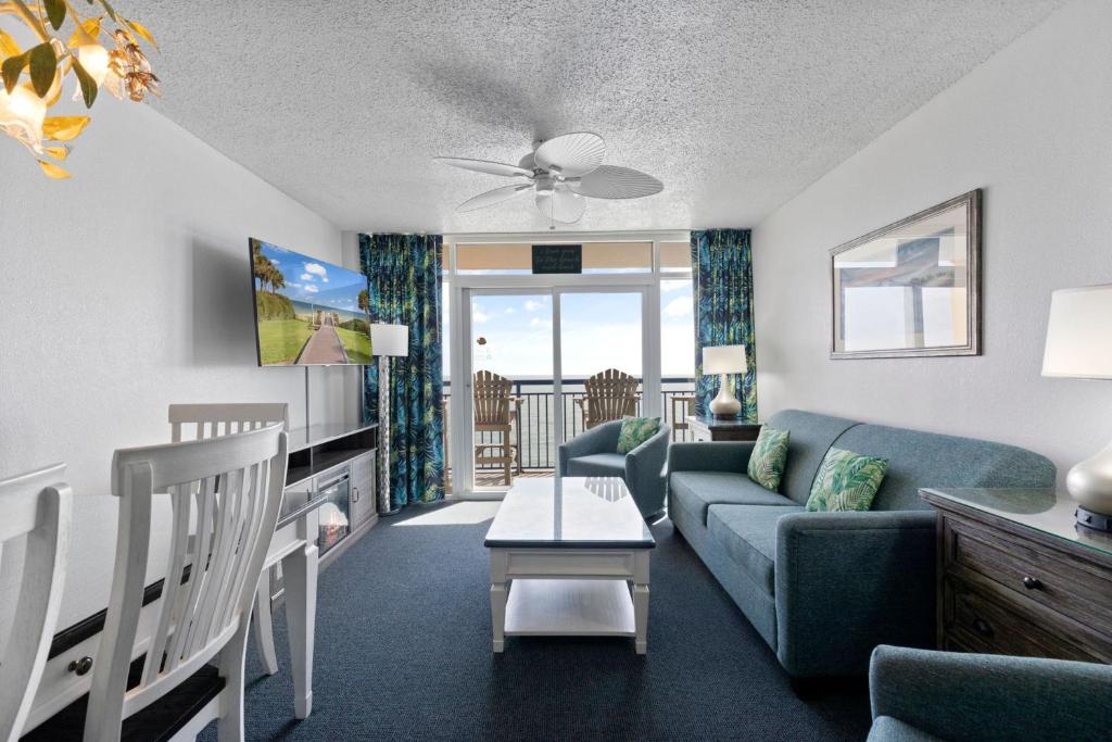 uma sala de estar com um sofá e uma mesa em Atlantica 11th Floor Gem! em Myrtle Beach