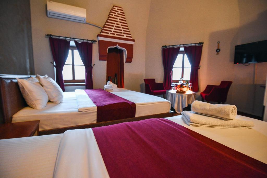 Habitación de hotel con 2 camas y 2 sillas en Taşhan Hotel, en Edirne