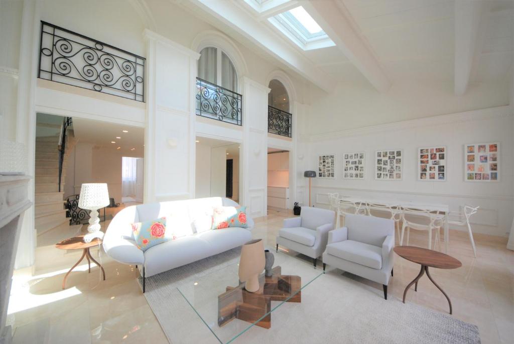 Posedenie v ubytovaní FOCH Bright prestigious apartment in Cannes !