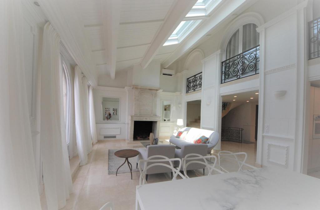 Televízia a/alebo spoločenská miestnosť v ubytovaní FOCH Bright prestigious apartment in Cannes !
