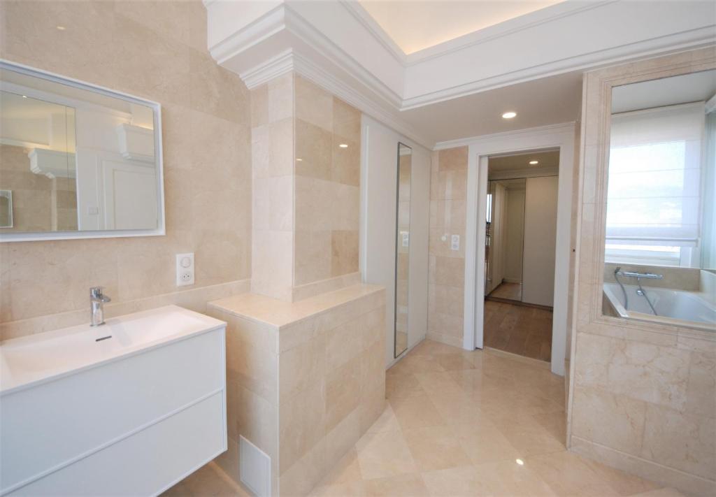 Kúpeľňa v ubytovaní FOCH Bright prestigious apartment in Cannes !