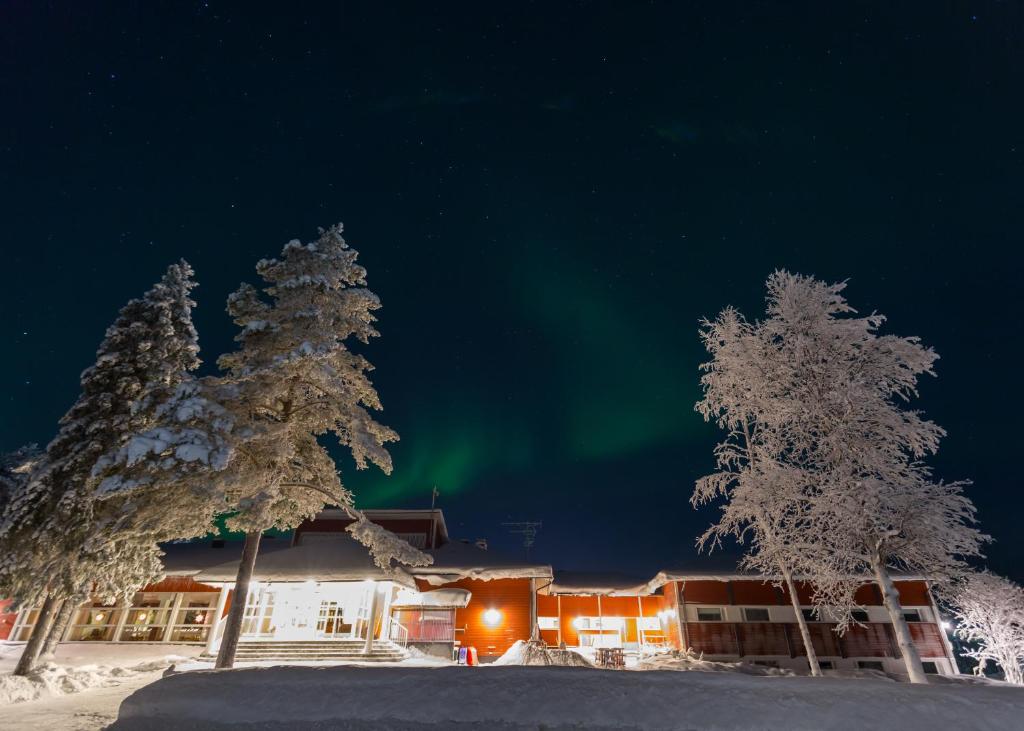 um alojamento com a aurora no céu em Ylläs Lake Hotel em Ylläsjärvi
