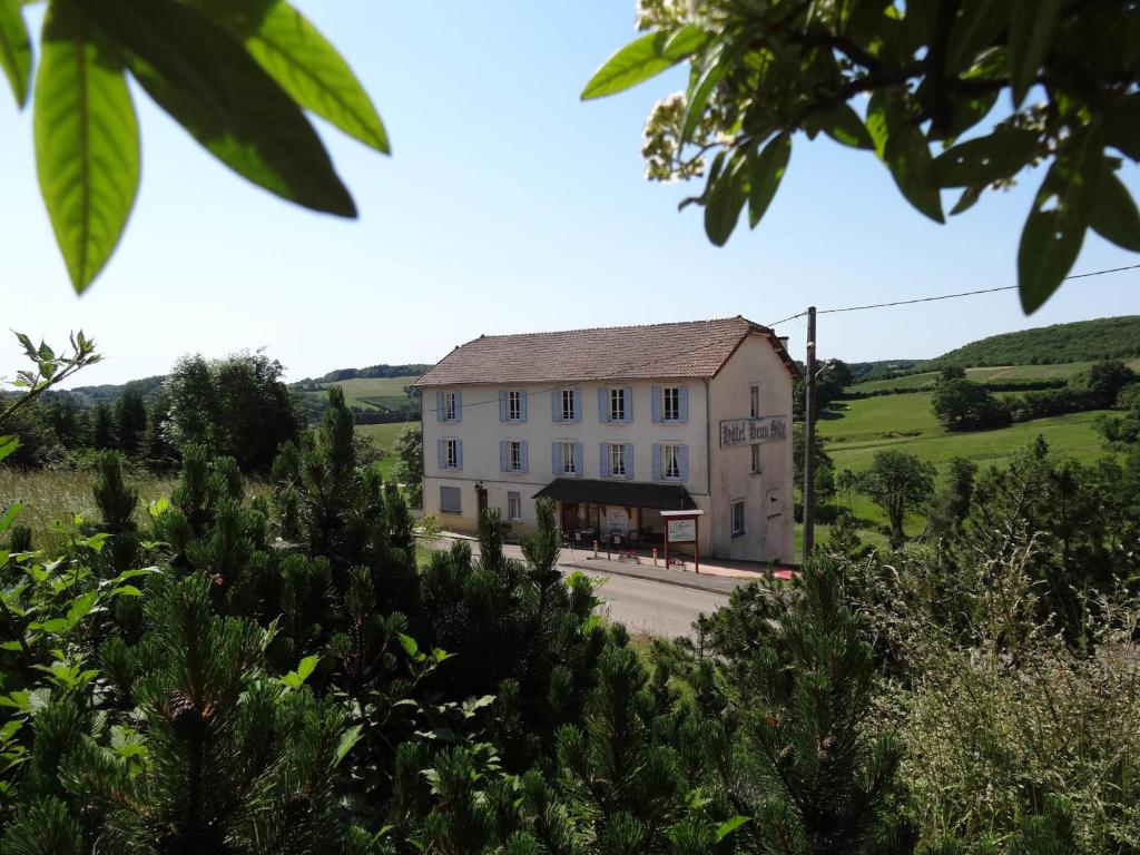 een groot wit gebouw aan de kant van een weg bij Hôtel l'Annexe in Moux-en-Morvan