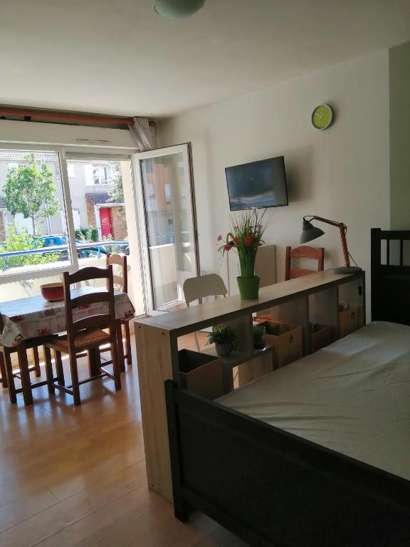 KIEVAILLE - Studio Apartment