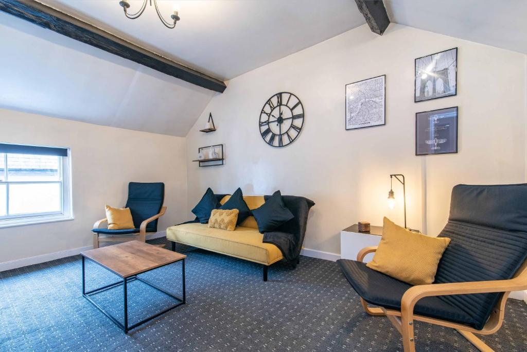 a living room with a couch and two chairs at Characterful 2 bedroom apartment - Central location in Castle Donington