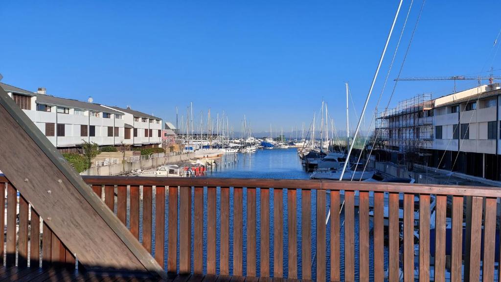 vistas a un puerto deportivo con barcos en el agua en Isola Terramare en Lignano Sabbiadoro