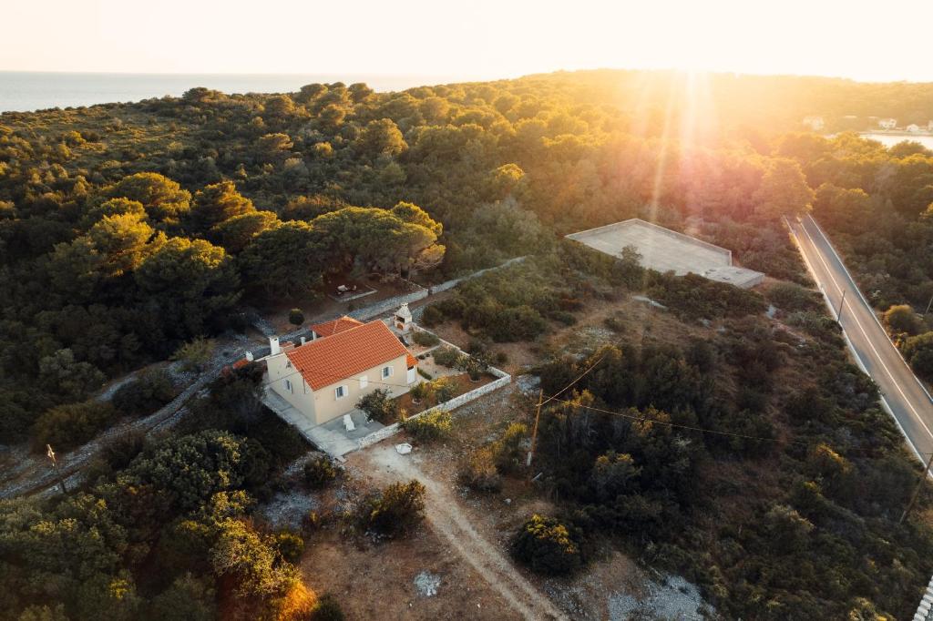 una vista aérea de una casa con techo rojo en Guest House Sakarun, en Veli Rat