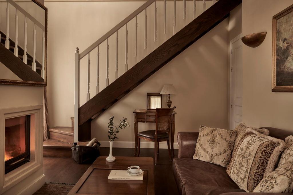 
 Suite with Fireplace and Partial Sea View - Split Level
