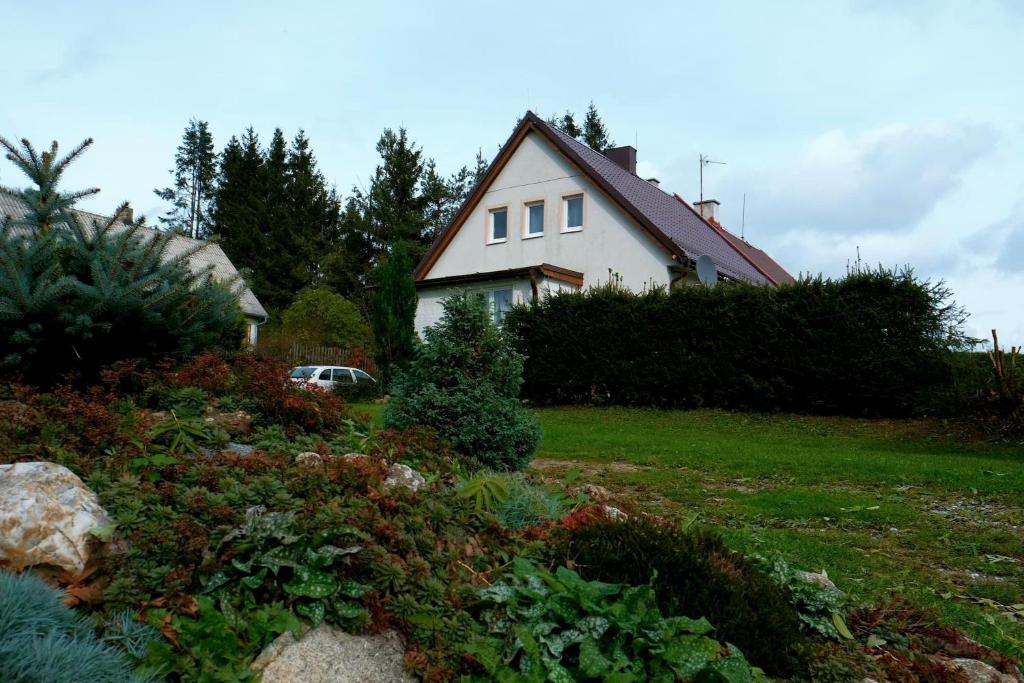 een huis met een auto ervoor geparkeerd bij Chalupa Cácorka in Přední Výtoň