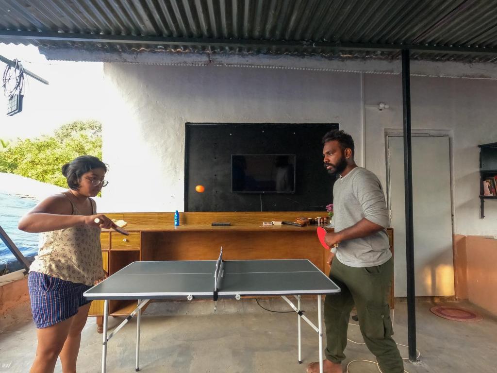 Stolní tenis v ubytování Jungle by sturmfrei Gokarna nebo okolí