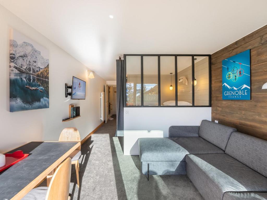 un salon avec un canapé et une table dans l'établissement Studio rénové, fonctionnel, proche pistes et remontées mécaniques, équipé pour 4 personnes, Méribel - FR-1-565-60, à Les Allues