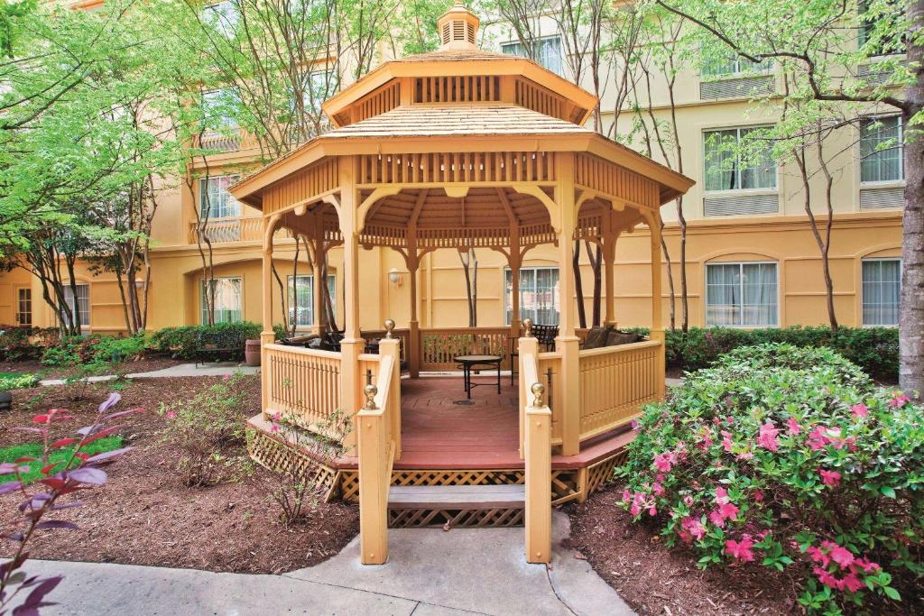 a wooden gazebo in front of a building at La Quinta Inn & Suites by Wyndham University Area Chapel Hill in Durham